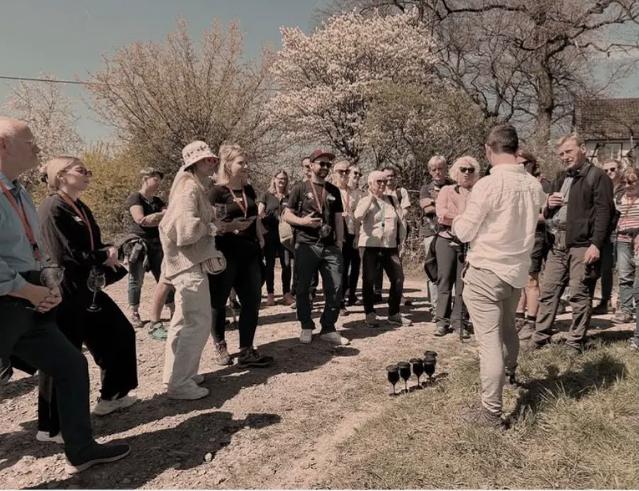 Bergische Weinwanderung mit Krimi-Abenteuer bei Kork & Kante am 08.05.2027 in Bechen